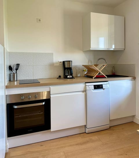 Coffee/tea facilities, dishwasher, microwave, oven, stove, kitchen