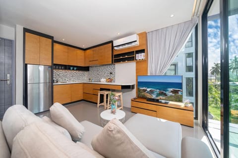 Kitchen or kitchenette, Living room, Seating area, Dining area, stove