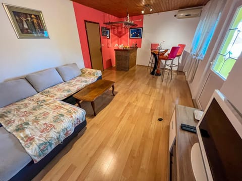 TV and multimedia, Living room, Seating area, minibar, air conditioner