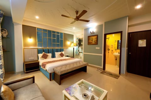 Bed, TV and multimedia, Photo of the whole room, Bedroom, towels, air conditioner