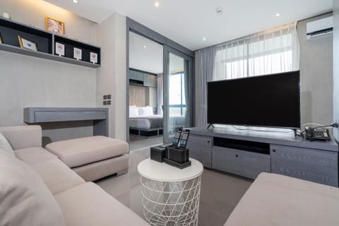 TV and multimedia, Living room, Seating area, Evening entertainment