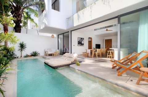 Patio, Communal lounge/ TV room, Day, Seating area, Pool view, Swimming pool, sunbed