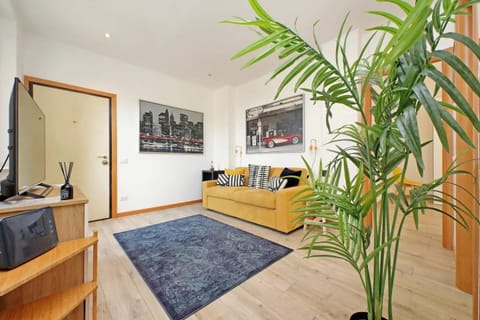 Communal lounge/ TV room, Bed, TV and multimedia, Living room, Photo of the whole room, Seating area, Evening entertainment, Bedroom