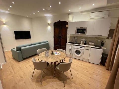 Communal lounge/ TV room, TV and multimedia, Kitchen or kitchenette, Living room, Seating area, Dining area, stove, washing machine