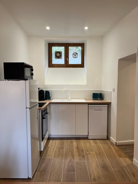 Coffee/tea facilities, dishwasher, microwave, oven, stove, toaster, kitchen