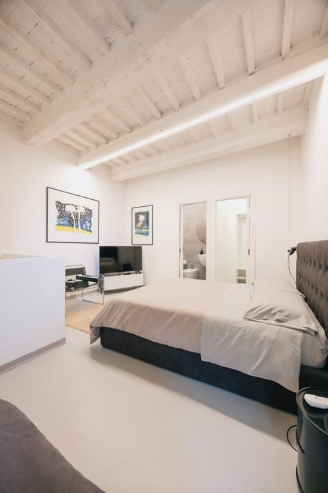Bed, TV and multimedia, Bedroom