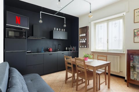 Kitchen or kitchenette, Living room, Seating area, Dining area, kitchen