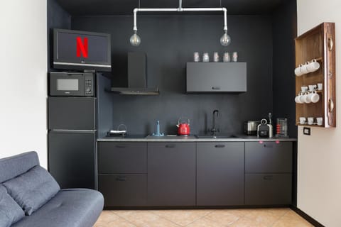 Coffee/tea facilities, Kitchen or kitchenette, oven, stove, kitchen