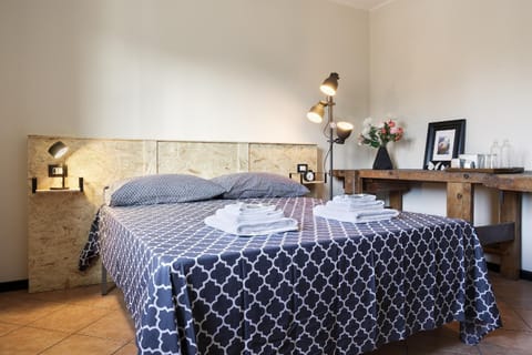 Bed, Photo of the whole room, Dining area, Bedroom