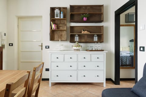 Kitchen or kitchenette, Living room, Seating area, Dining area