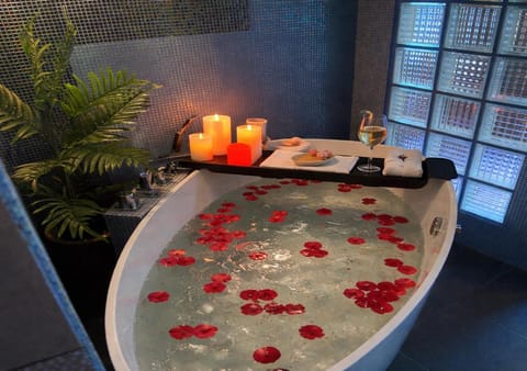 Shower, Sauna, Bathroom, Spa and wellness centre/facilities, Bath, towels