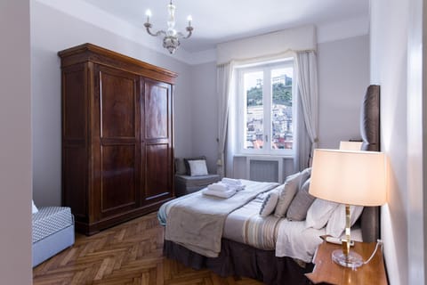 Bed, TV and multimedia, Photo of the whole room, Bedroom, towels, wardrobe