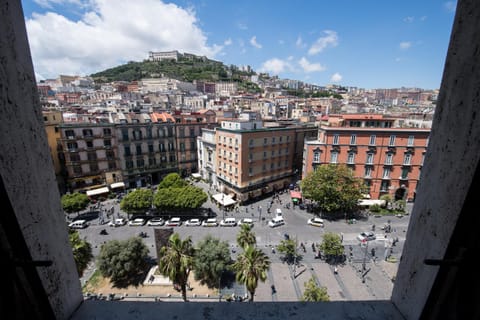 Property building, Nearby landmark, Day, Neighbourhood, Natural landscape, Bird's eye view, City view, Mountain view, Street view, Location, Parking