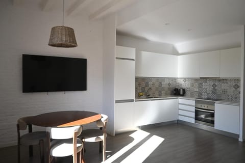 TV and multimedia, Kitchen or kitchenette, oven, stove