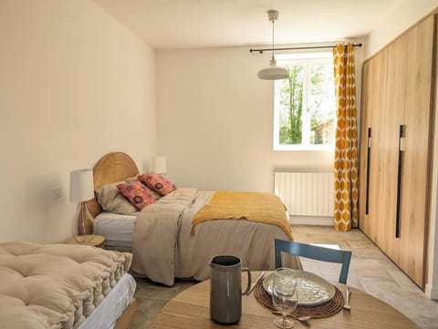 Photo of the whole room, Dining area, Bedroom