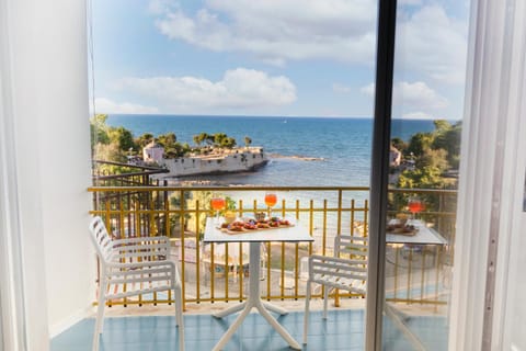Natural landscape, View (from property/room), Balcony/Terrace, Dining area, Sea view