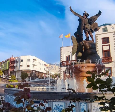 Property building, Nearby landmark, Restaurant/places to eat, People, Children play ground, Fitness centre/facilities, City view, Supermarket/grocery shop, Location, ATM