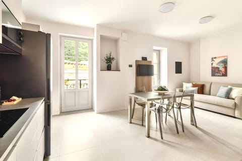 TV and multimedia, Seating area, stove, air conditioner
