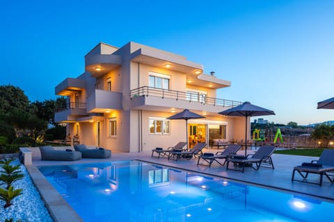 Property building, Patio, Day, Swimming pool, sunbed