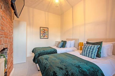 Home from Home in South Cheshire House in Crewe