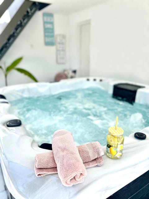 Hot Tub, Swimming pool