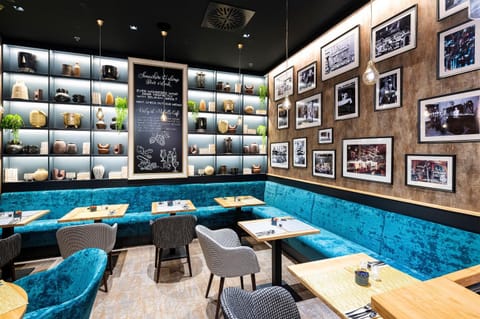 Restaurant/places to eat, Living room, Lounge or bar, Banquet/Function facilities, Seating area