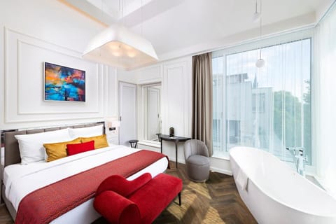 Bed, View (from property/room), Living room, Photo of the whole room, Decorative detail, Seating area, Bedroom, Bath, towels