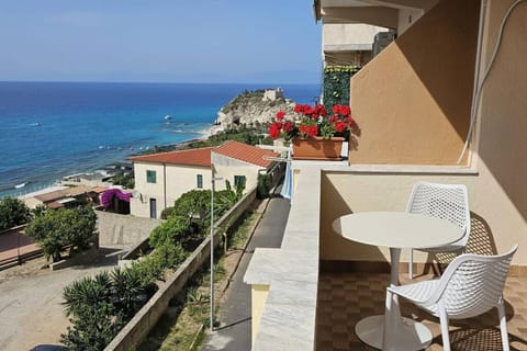 Patio, Day, Natural landscape, View (from property/room), Balcony/Terrace, Living room, Seating area, Dining area, Beach, Sea view, sunbed