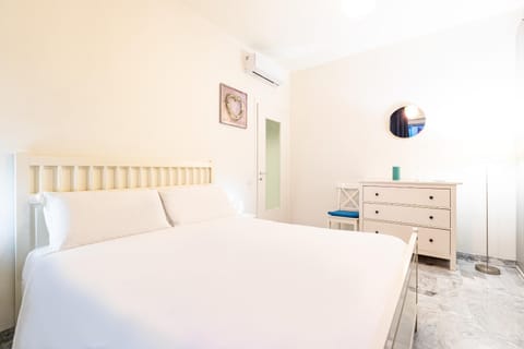 Bed, Photo of the whole room, Bedroom, air conditioner