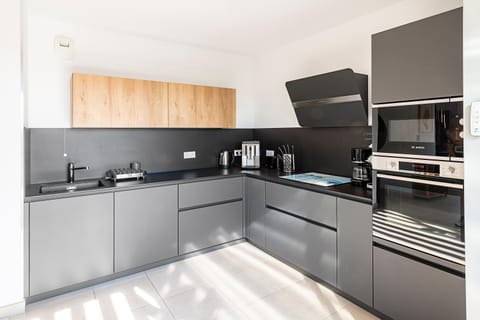 Coffee/tea facilities, dishwasher, microwave, oven, stove, toaster