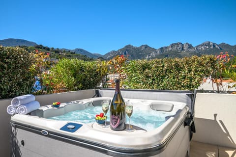Day, Natural landscape, Hot Tub, Mountain view, Swimming pool