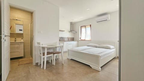 Bed, Kitchen or kitchenette