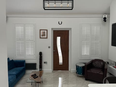 Cottage-Sleeps 5-Parking-Near Beach-Fireplace House in Buncrana