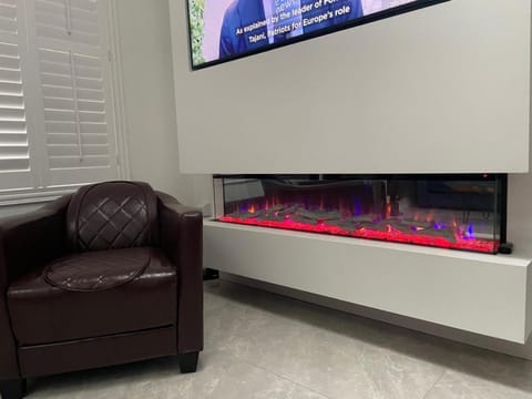 Cottage-Sleeps 5-Parking-Near Beach-Fireplace House in Buncrana