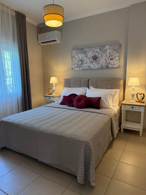 Bed, Photo of the whole room, Bedroom, air conditioner