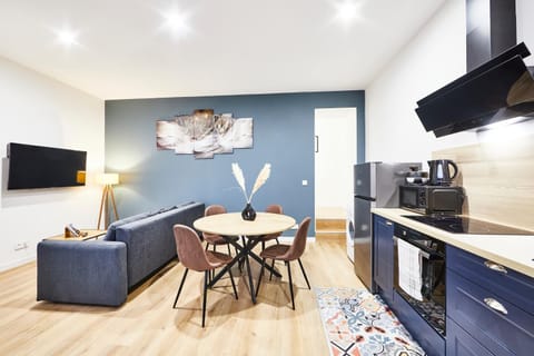Kitchen or kitchenette, Seating area, Dining area
