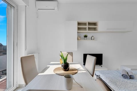 Living room, Seating area, Dining area, air conditioner