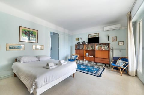 Communal lounge/ TV room, Bed, TV and multimedia, Living room, Seating area, air conditioner