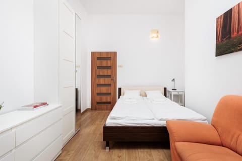 Bed, Photo of the whole room, Seating area, towels, wardrobe