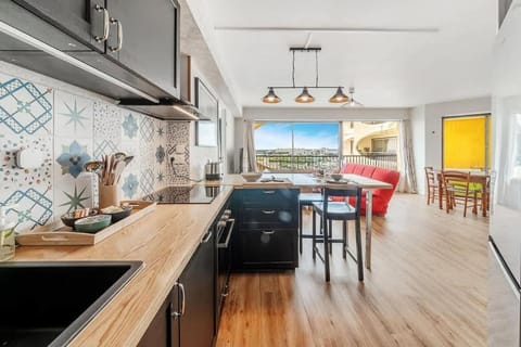 Kitchen or kitchenette, Seating area, Dining area, stove