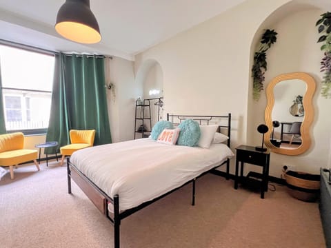 Bed, Photo of the whole room, Seating area, Bedroom