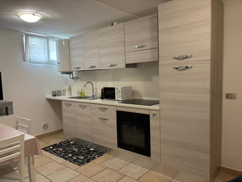 Coffee/tea facilities, Kitchen or kitchenette, Dining area, oven