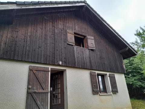 Proche de Genève et des stations de ski Ménage fait par le client-Very good prices but you have to cl-ean t-he room Country House in Haute-Savoie