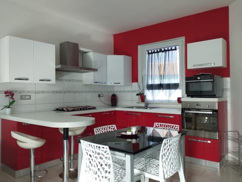 Kitchen or kitchenette, Dining area, dishwasher, oven, stove