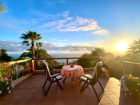 Natural landscape, View (from property/room), Balcony/Terrace, Dining area, Sea view, Sunrise