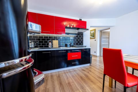 Kitchen or kitchenette, Dining area, dishwasher
