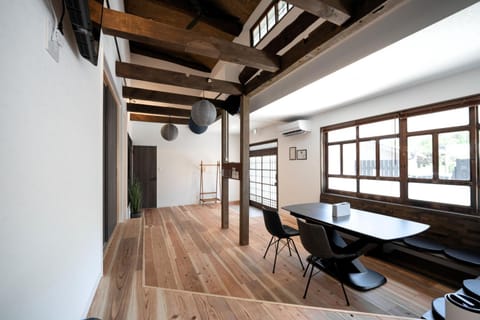 Communal lounge/ TV room, Garden, TV and multimedia, Living room, Decorative detail, Seating area, Dining area, Family, heating, internet, air conditioner