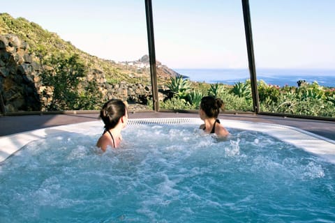 Hot Tub, Guests