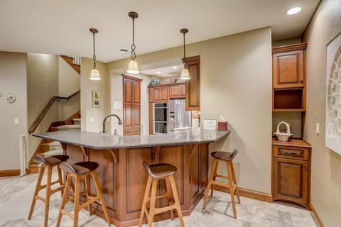 Kitchen or kitchenette, Dining area, minibar