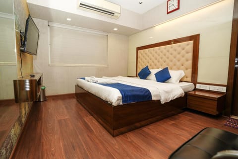 Bed, TV and multimedia, Bedroom